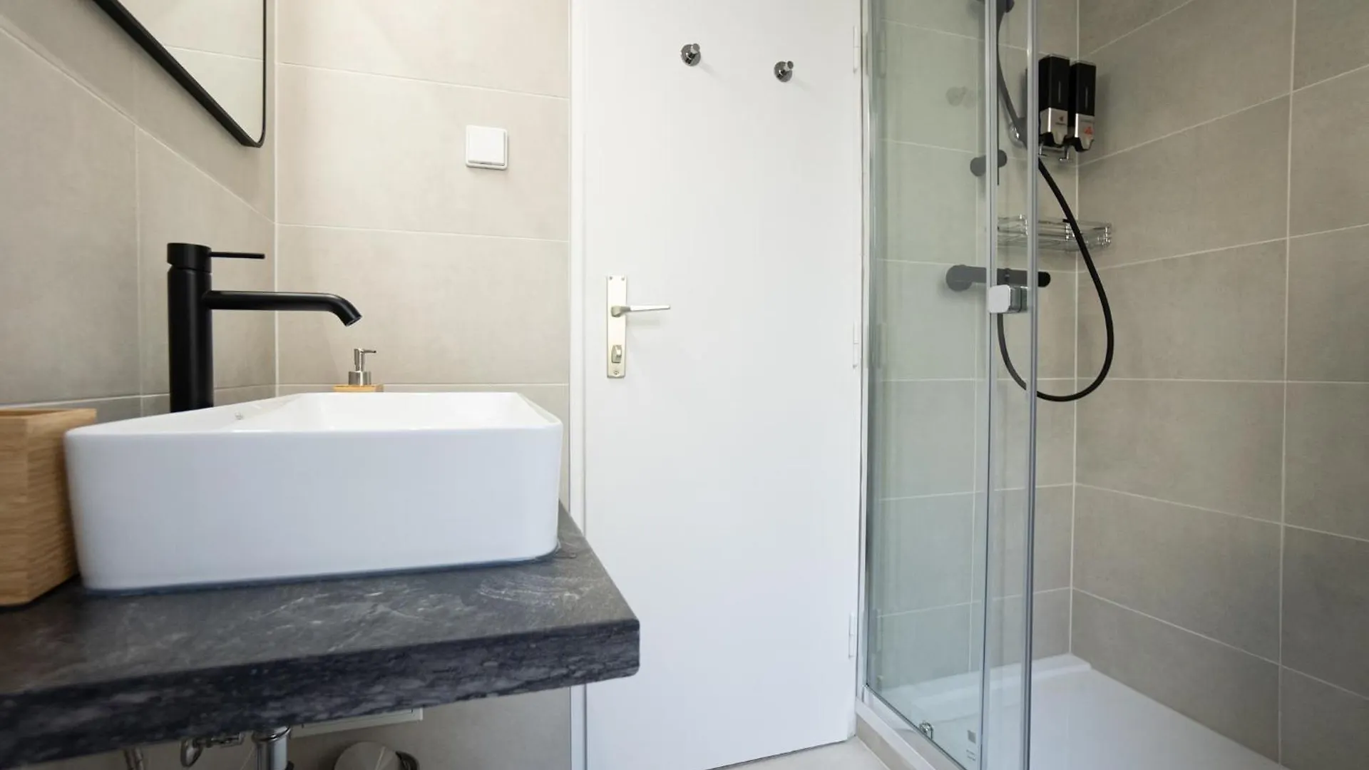 Spacious Studio In Prime Location With Queen Bed Vienna Austria