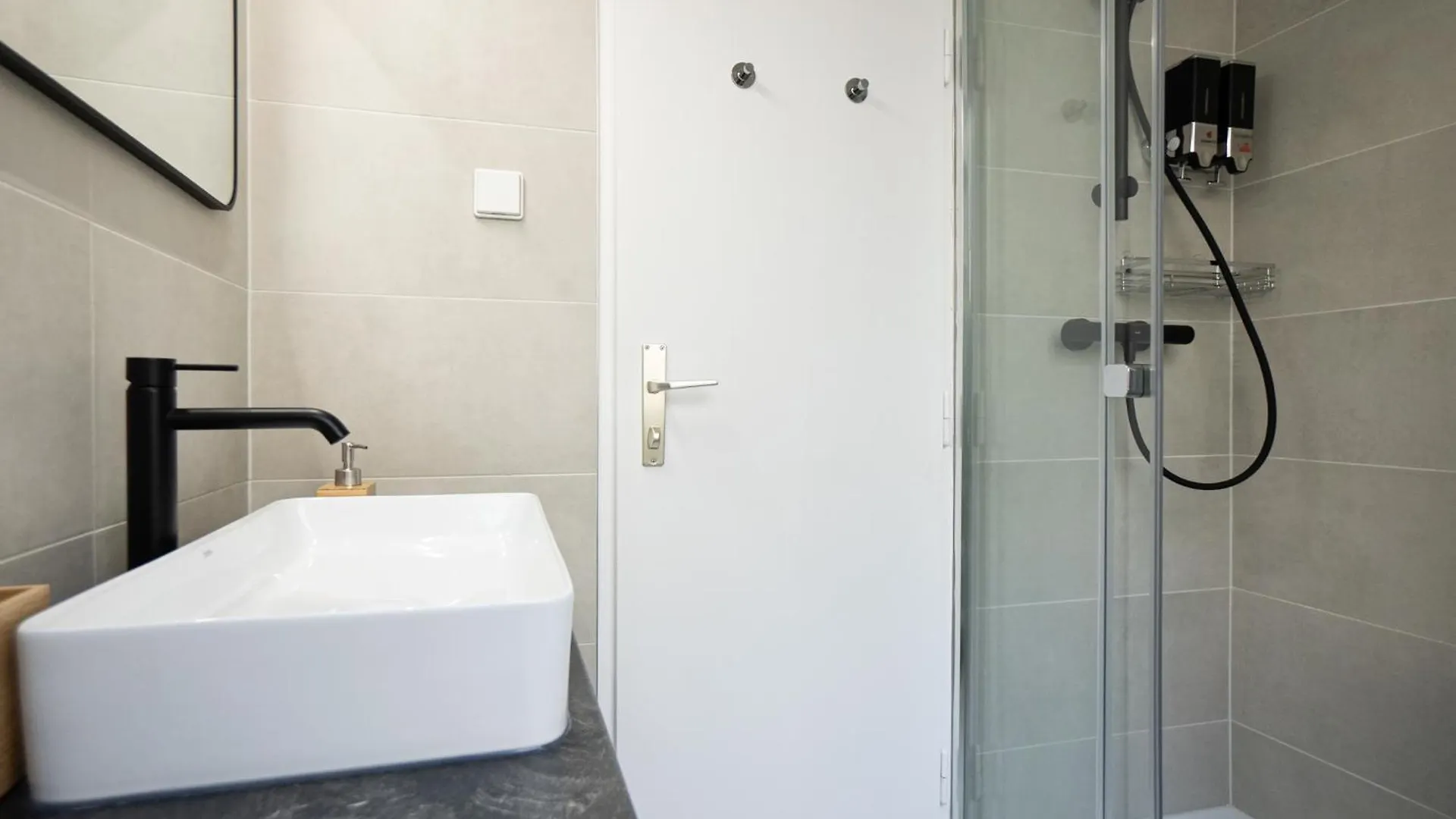 Spacious Studio In Prime Location With Queen Bed Vienna Apartment